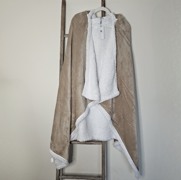 ⭐️40% Off⭐️ Socialite Hooded Sherpa Throw Poncho - Picture 11 of 14